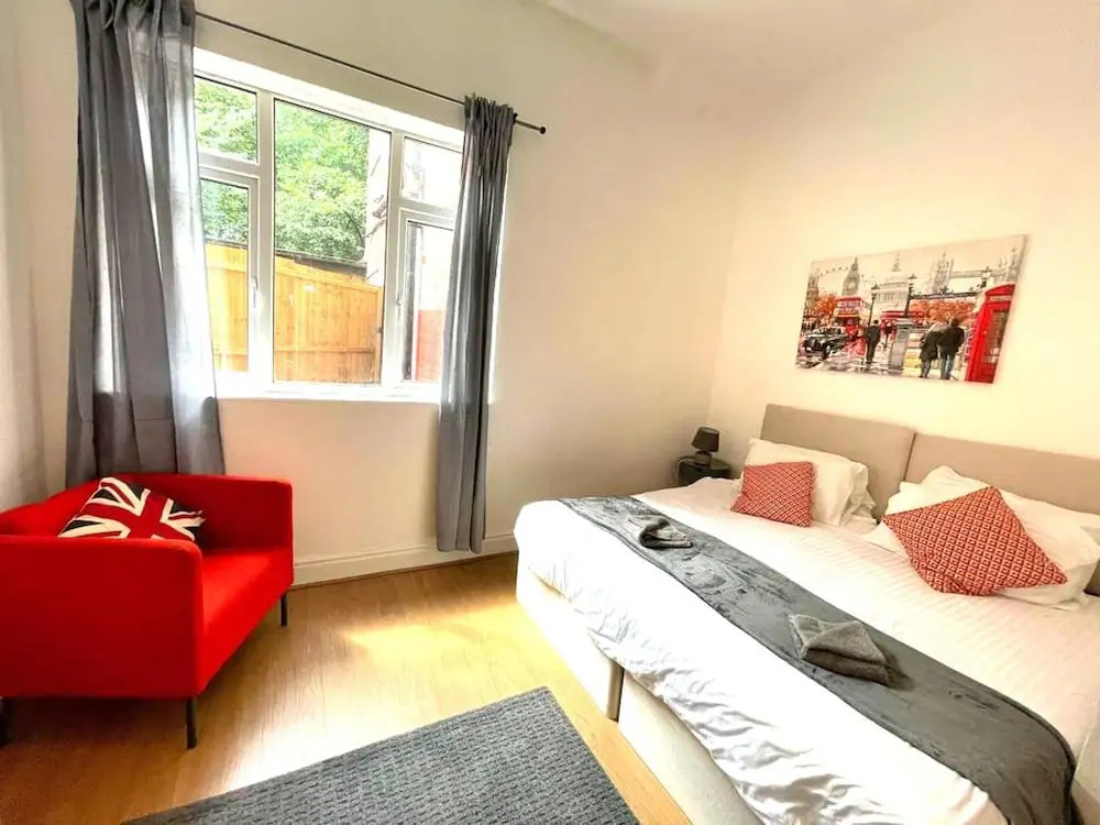 Spacious 2-bed Apartment With Hot tub and Parking