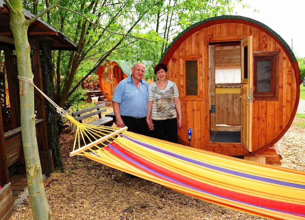 Mini Hotel Übernachten Im Gurkenfass