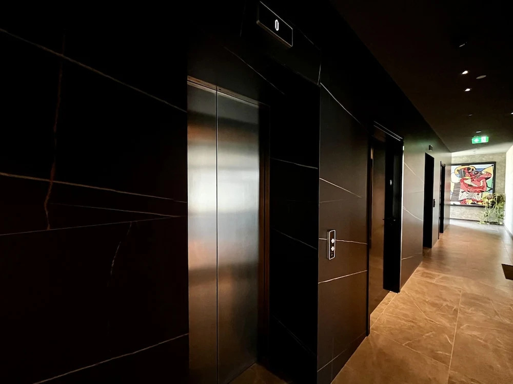 128 LIM - 2002 Stay Only Tower Suite