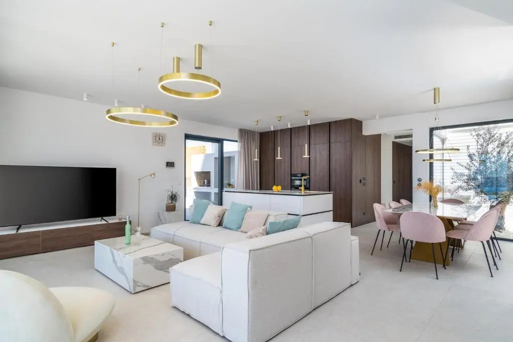 Seaview Villa Nocturno with 4 en-suite bedrooms, private 35smq infinity pool with hydromassage