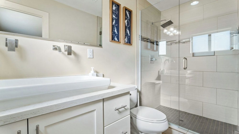 Heated Pool, Fire Pit, Games & Outdoor Dining Just Minutes to Old Town Drift House by Avantstay