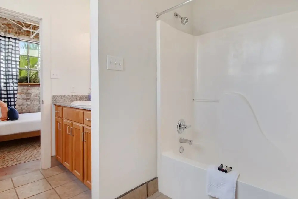 Stylish 2br/2ba Apt in Warehouse District by Domio