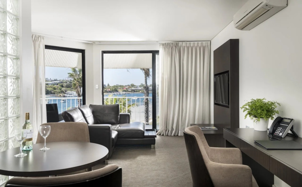 Pier 21 Riverside Apartment Hotel