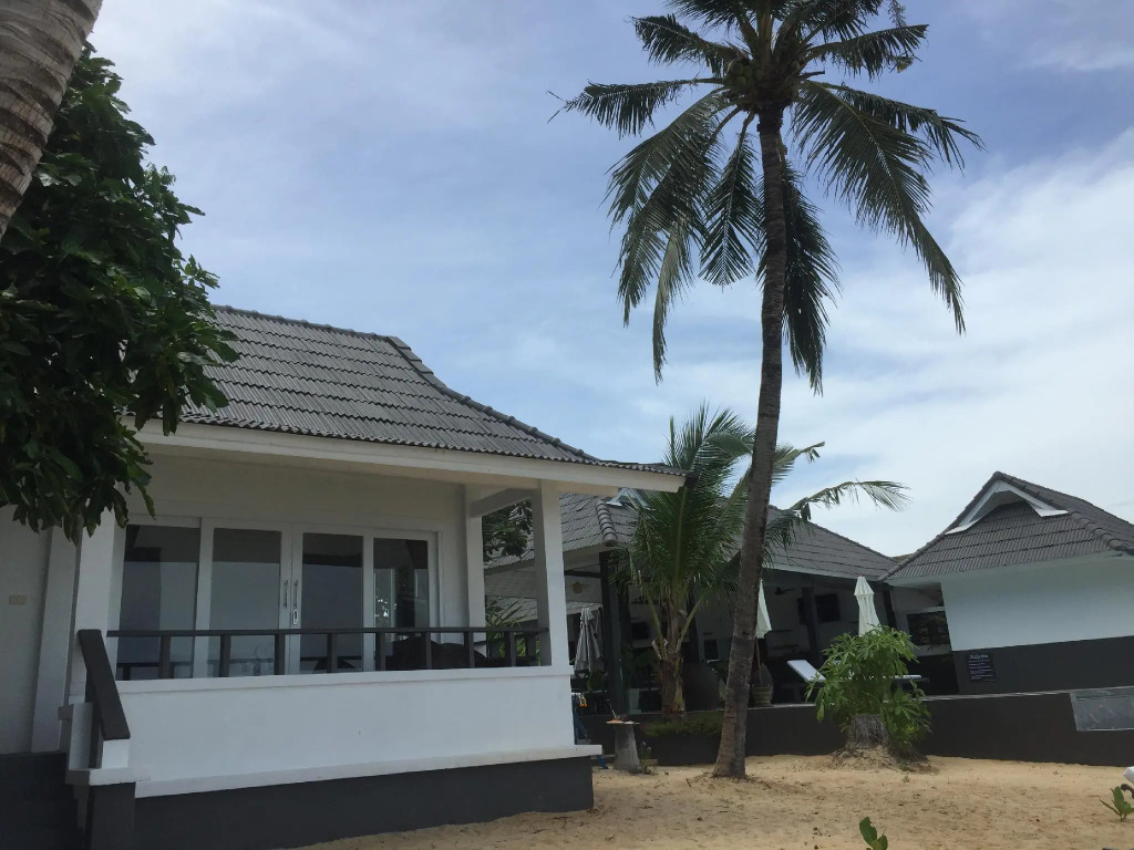 The Cosy Maenam Beach Resort