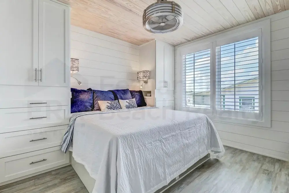 226 Sf 2nd Floor 3 Bedroom Townhouse by RedAwning