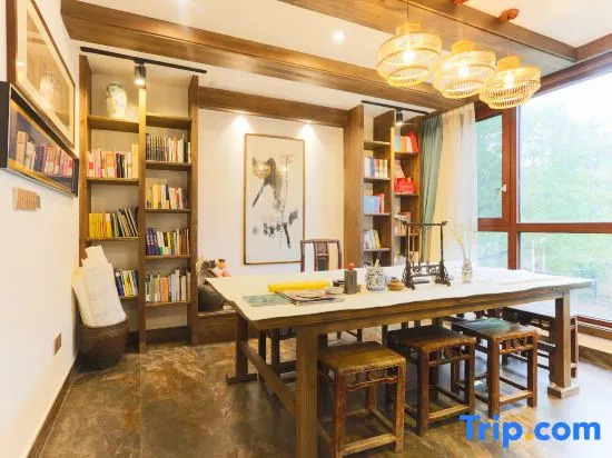 Wuyuan Fangzi Tea Homestay (Wuyuan High-speed Railway Station Xiangao Ancient City Branch)