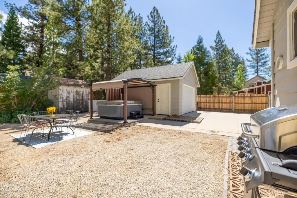 Bayview Bungalow - Cabin with Hot Tub One Block from Big Bear Lake!