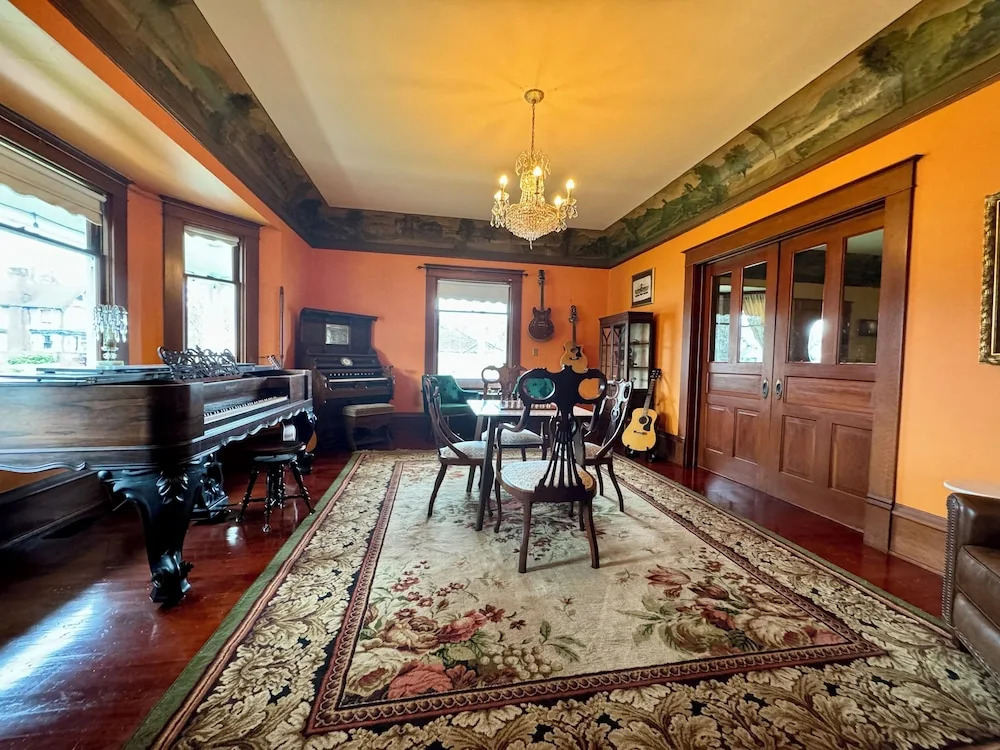 Hubble House Inn