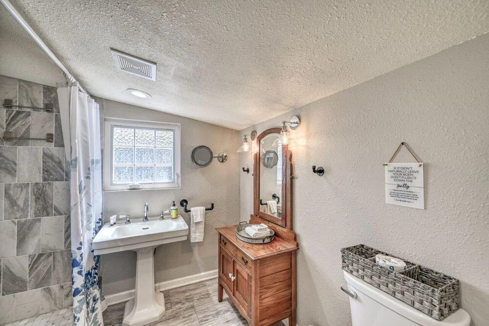 Unique Historic Wash House With Cozy Patio and Fire Table