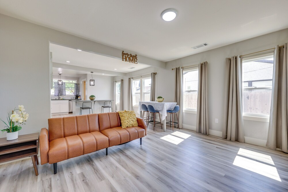< 1 Mi to Main St Hanford! Home w/ Outdoor Space