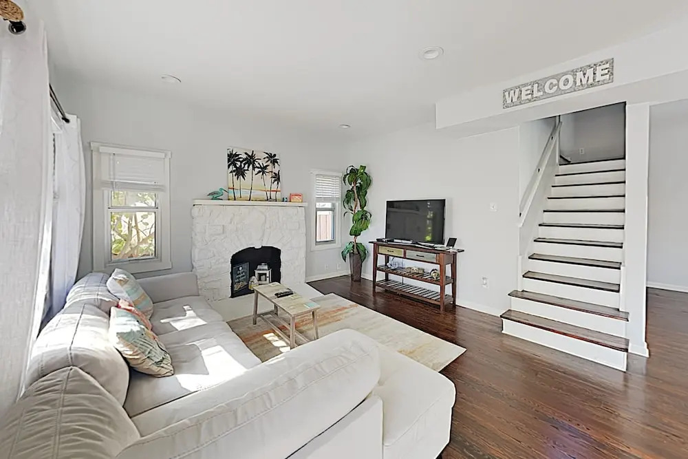 Upscale Coastal - Pool, Patio, Walk To Dining 3 Bedroom Home