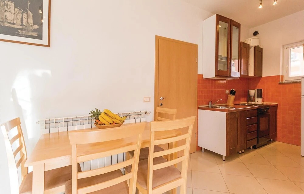 Beautiful Home in Liznjan With Wifi and 6 Bedrooms