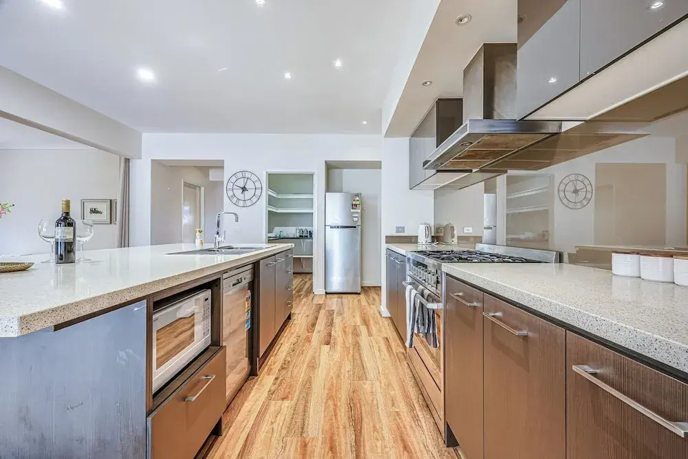 Stylish Luxe House For Big Group Near Shopping Center