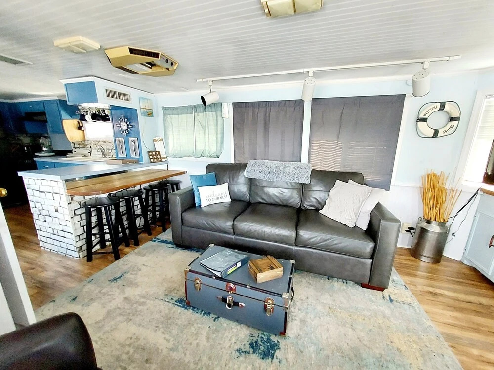 2 Story Houseboat Seeking a Captain Fishpets Ok