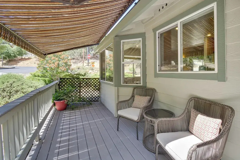 Gateway to Yosemite: Group-friendly Groveland Home