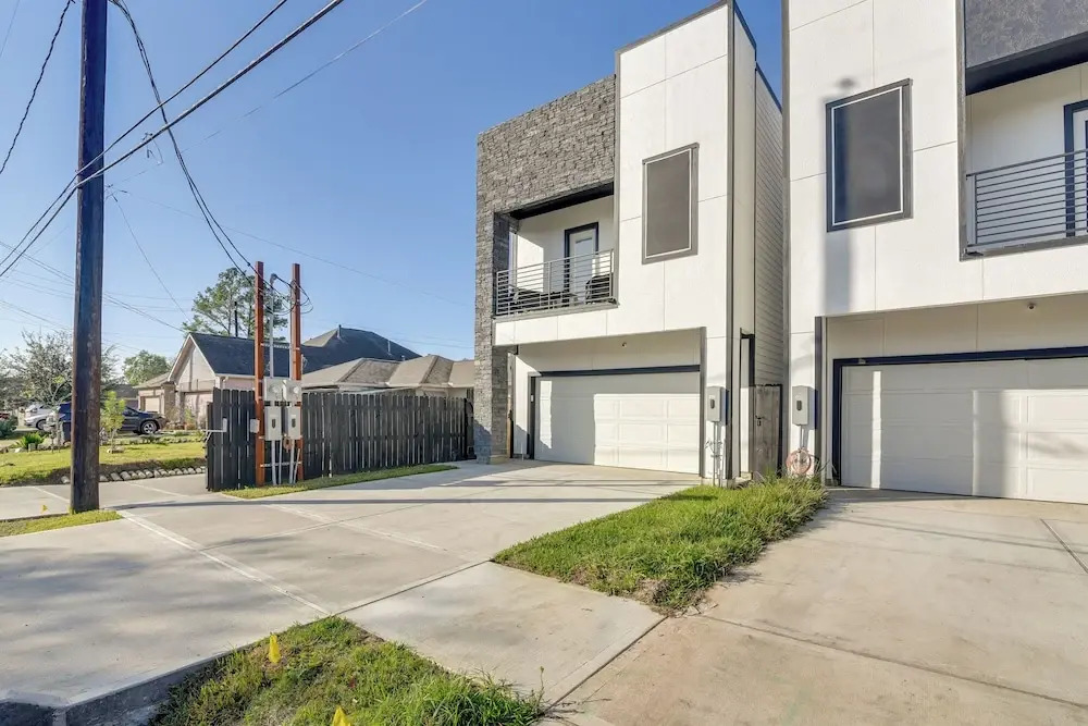 4 Mi to NRG Stadium: Luxurious Houston Townhome!