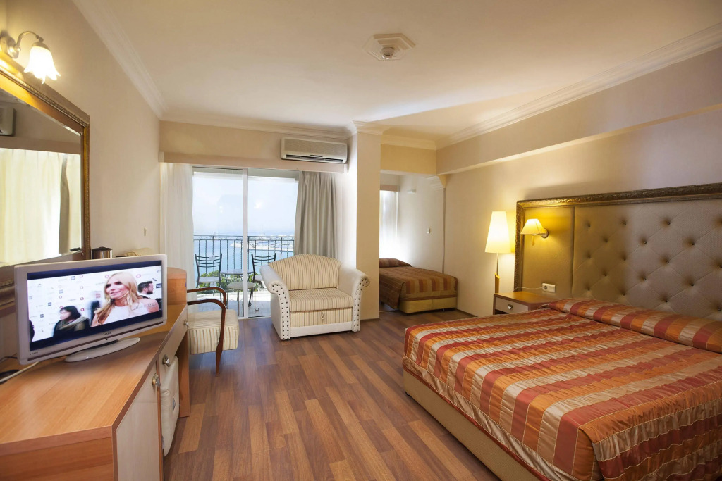 LAUR HOTELS Experience & Elegance