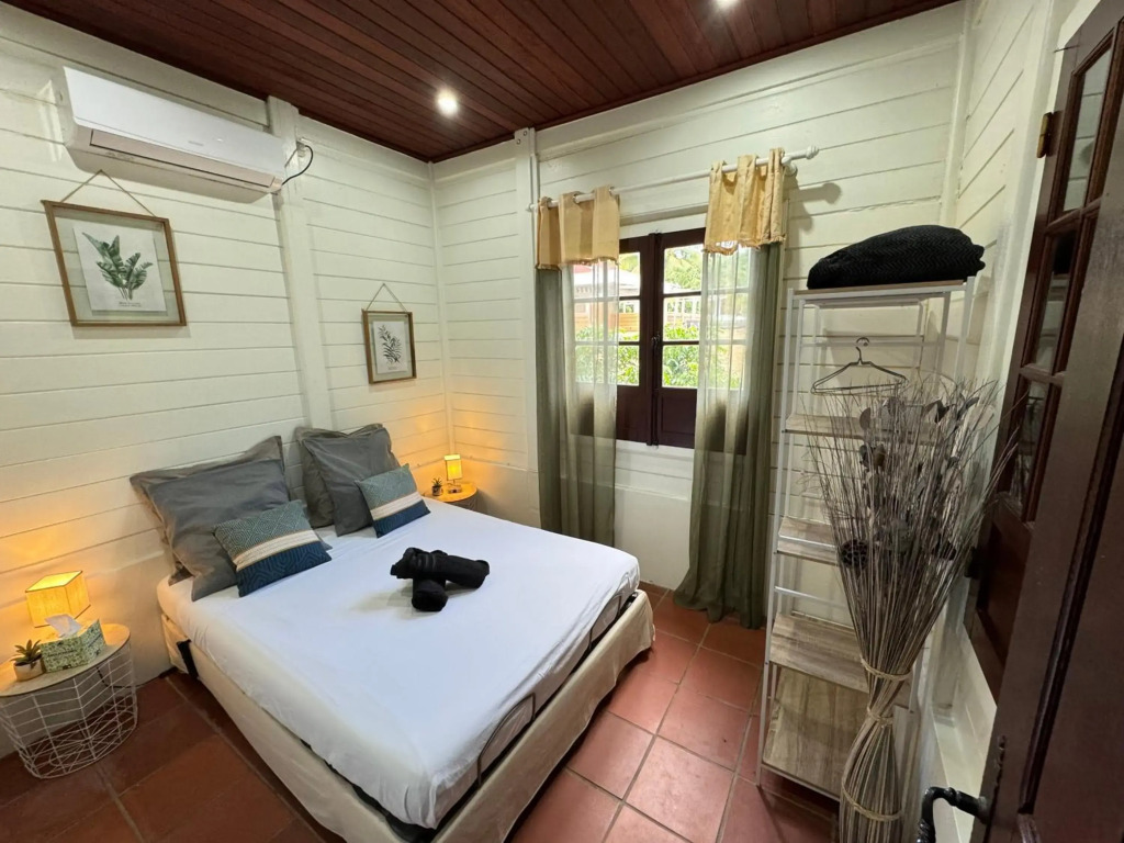 Bungalow Gaspardo , 2 chambres climatisées , à 2 mins à pied de la plage , wifi , jardin clos, parking ,sans vis-à-vis , Le Carbet