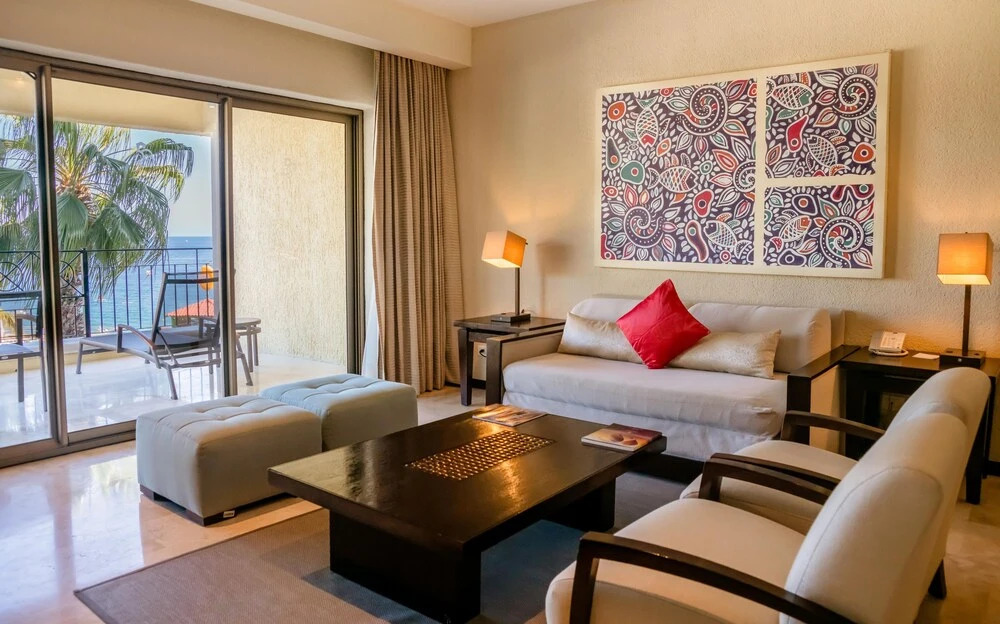 Spacious One Bedroom Suites With Kitchen, Bay Views & Access to Outdoor Pools