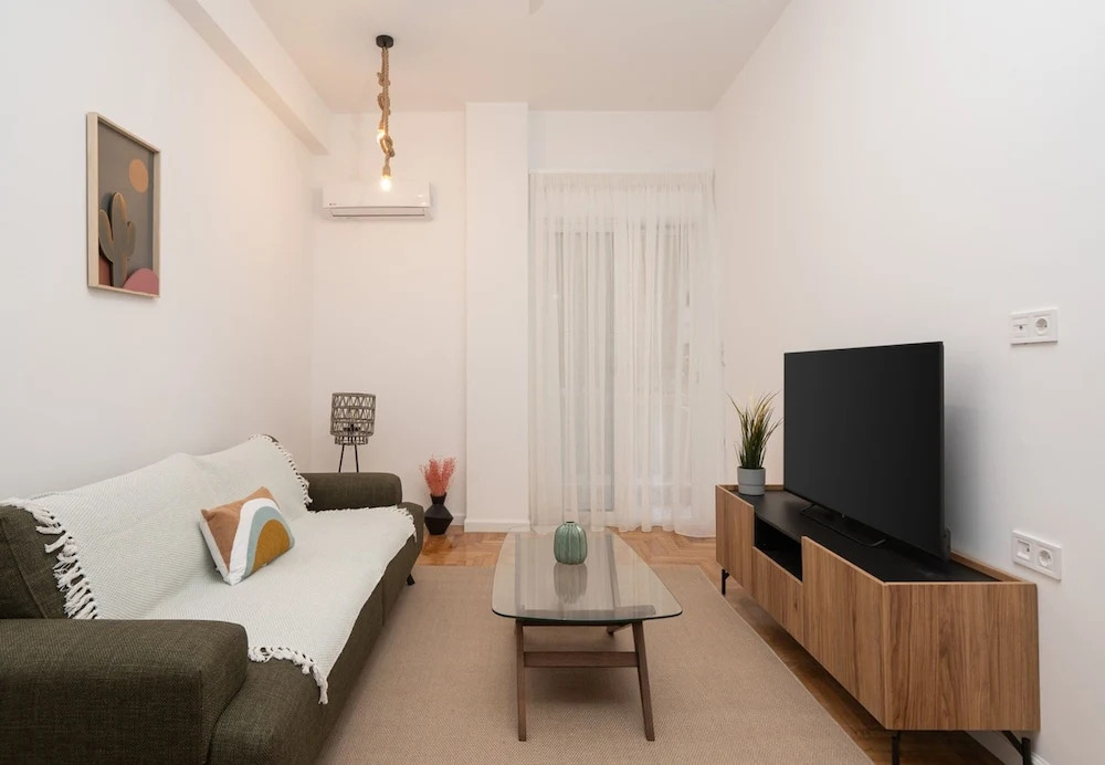 LIV - Comfortable Stylish Escape in Pagrati