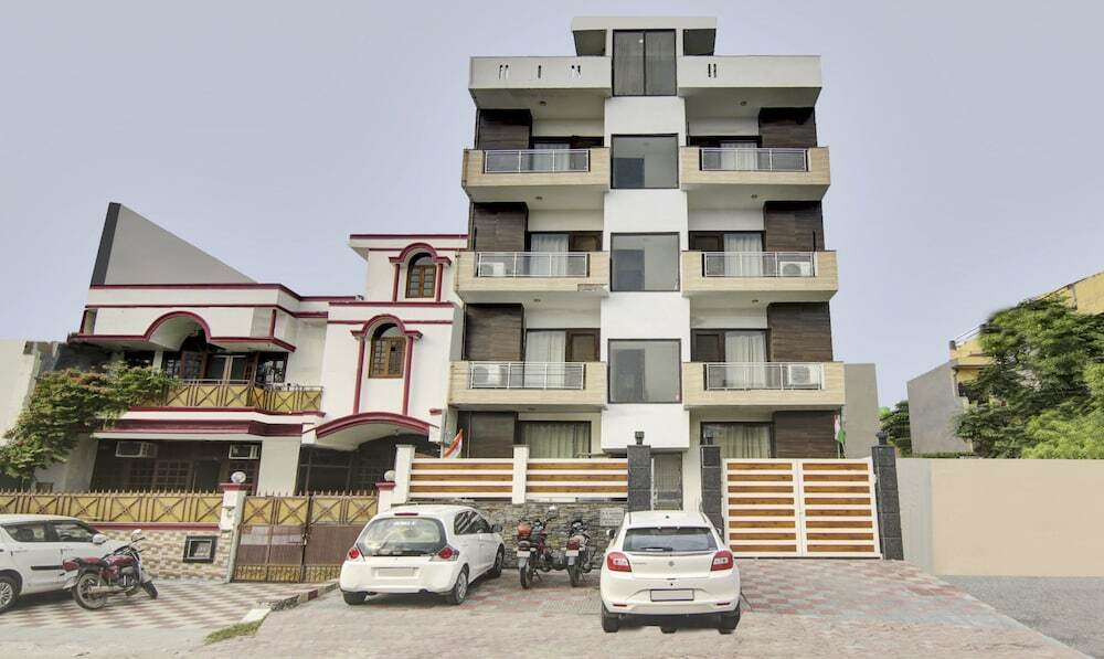 YOYO ROOMS NEAR SECTOR 16 METRO Noida