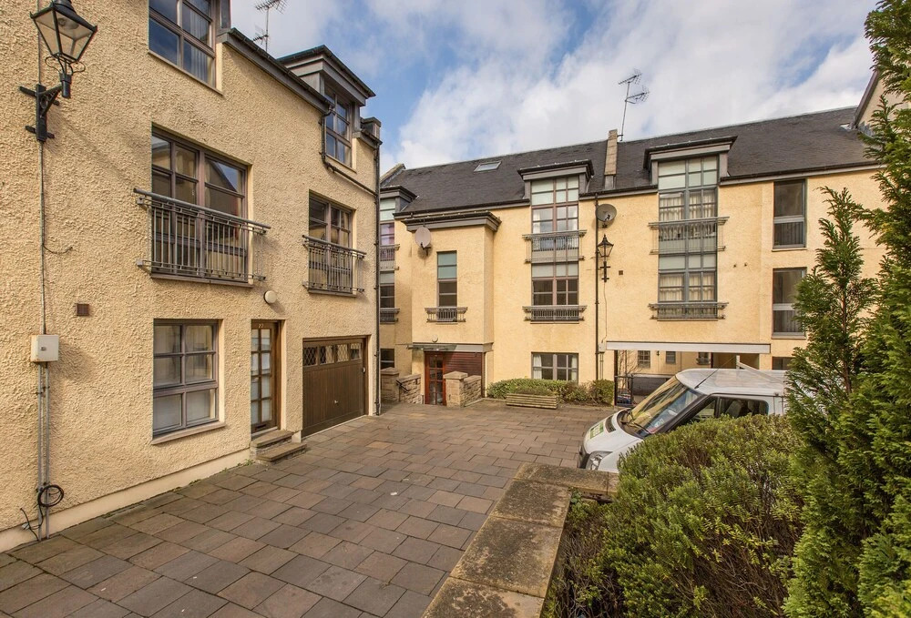 393 Old Tolbooth Wynd Apartment 3