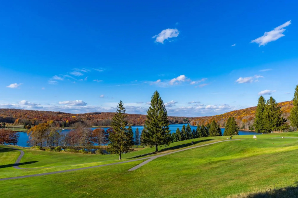Private Lake&Beach Cabin, Golf, Fire Pit, & WiFi