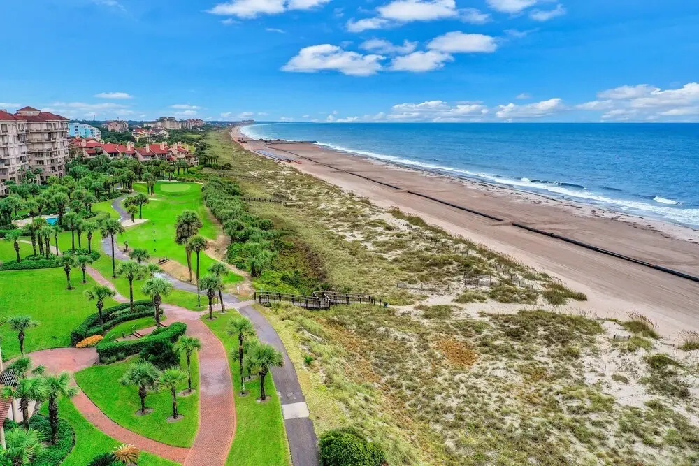 Ocean-view Penthouse With Pool, Balcony & Central AC - Snowbird-friendly