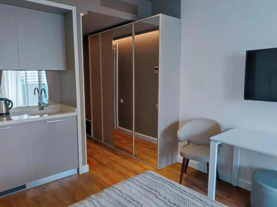 Leo Group BEST STUDIO 2532 Alliance Palace