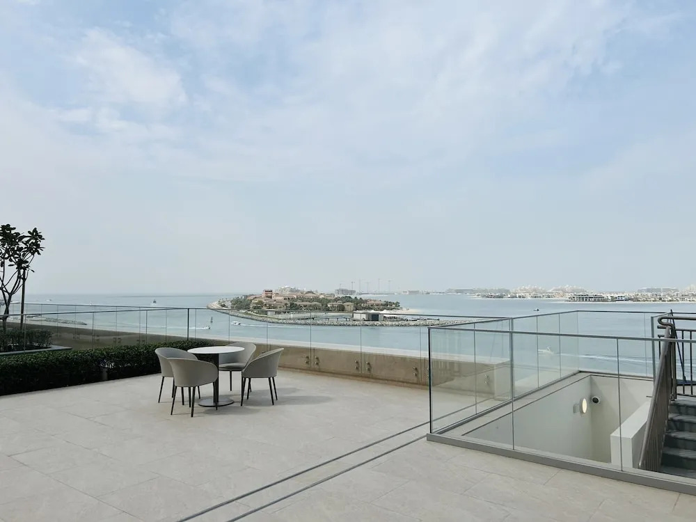 StoneTree - Luxurious 1 BR with Private Beach Access