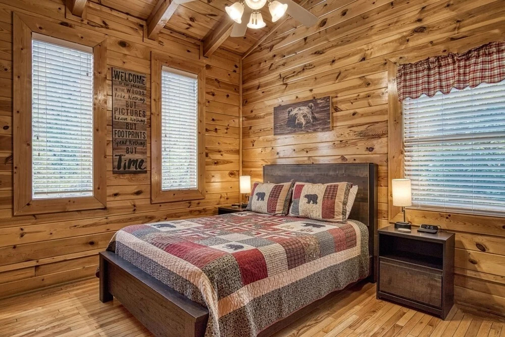 ERN834 - LAKESIDE GETAWAY - GREAT LOCATION! CLOSE TO ALL THE ACTION! cabin