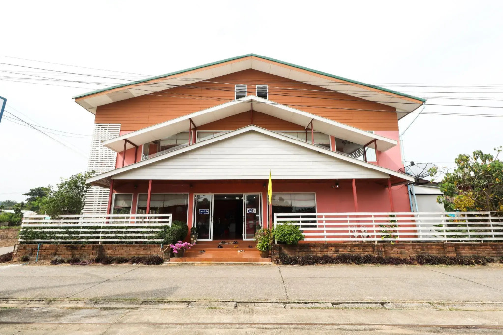 OYO 359 Golden Nakara Place (Vaccinated Staff)