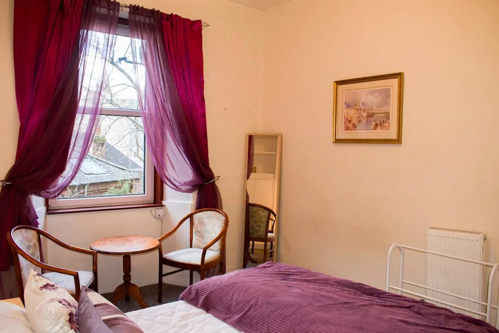 Bright 2 Bedroom Home in Edinburgh