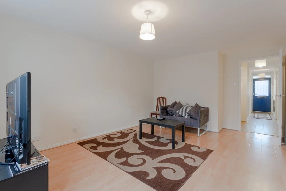 Spacious 2 Bedroom House in Bow