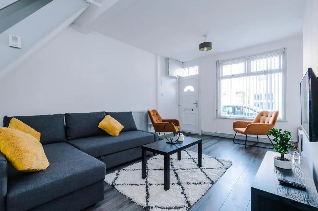 Snug Liverpool Anfield House, Entire Home with Free Wifi & Netflix