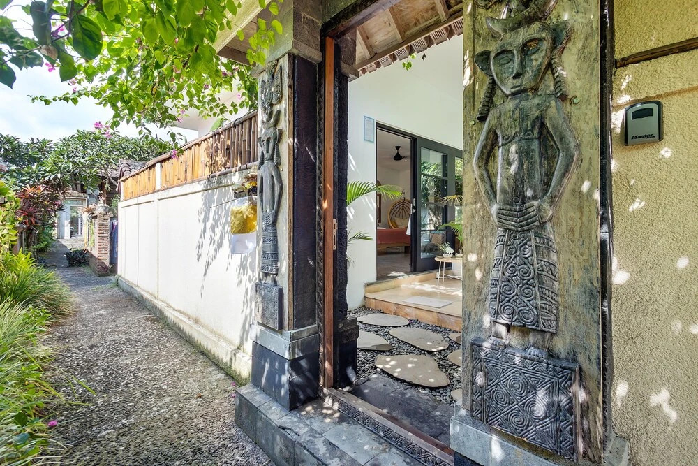 Villa Lora by Villa Finder
