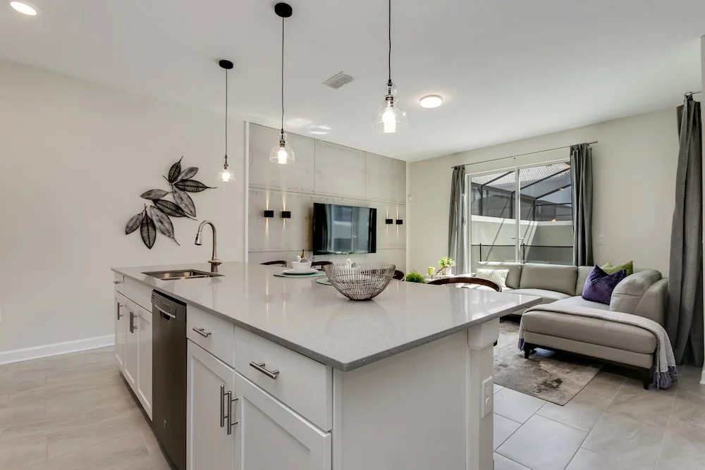 4bed 3Ba Storey Lake Home w. Pool