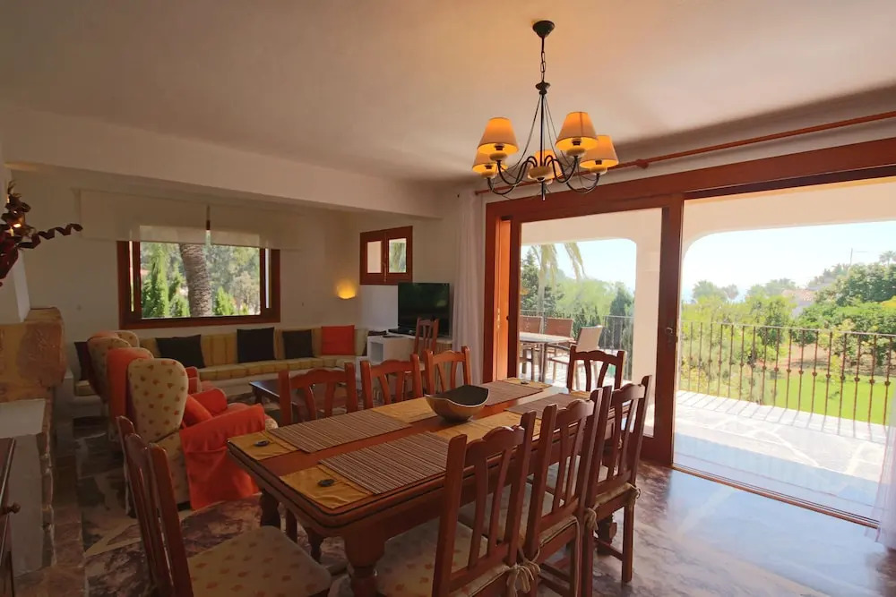 Only 100m to the Beach! Spacious Villa With Private Pool - 12 People