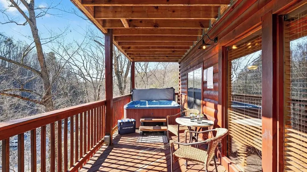 Grand Getaway Cabin by Avantstay A-frame Retreat + Hot Tub + Pool Access, Game Room Mins to Dollywood