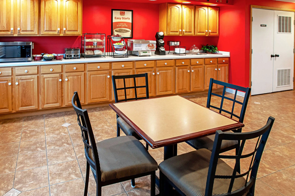 Econo Lodge Menomonie On The Bay