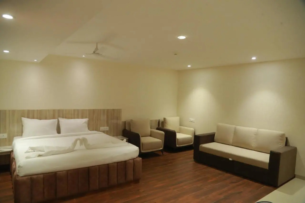 Grand Manor Suites