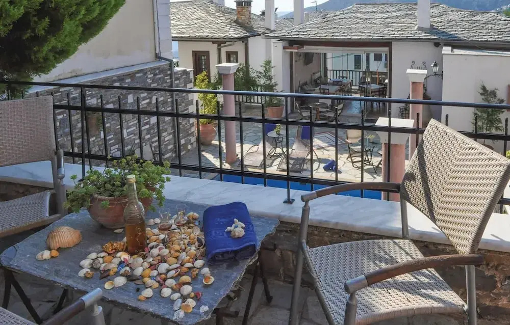 Nice Home in Portaria with Hot Tub, WiFi & 5 Bedrooms