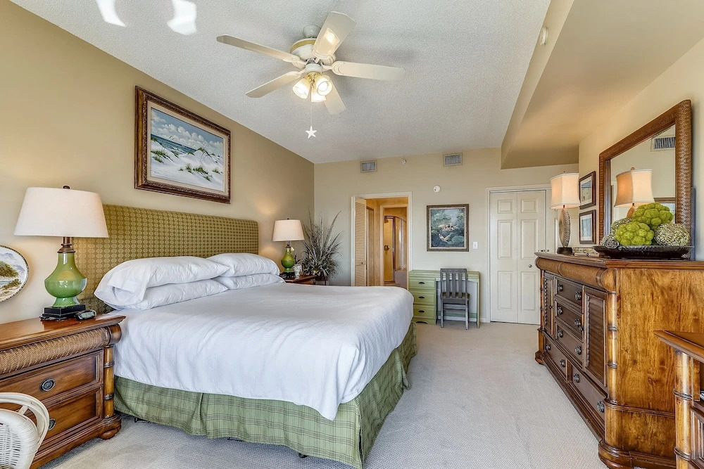 Waterview Yacht Club 532 is a 3 BR with Stunning views of the Pass by RedAwning