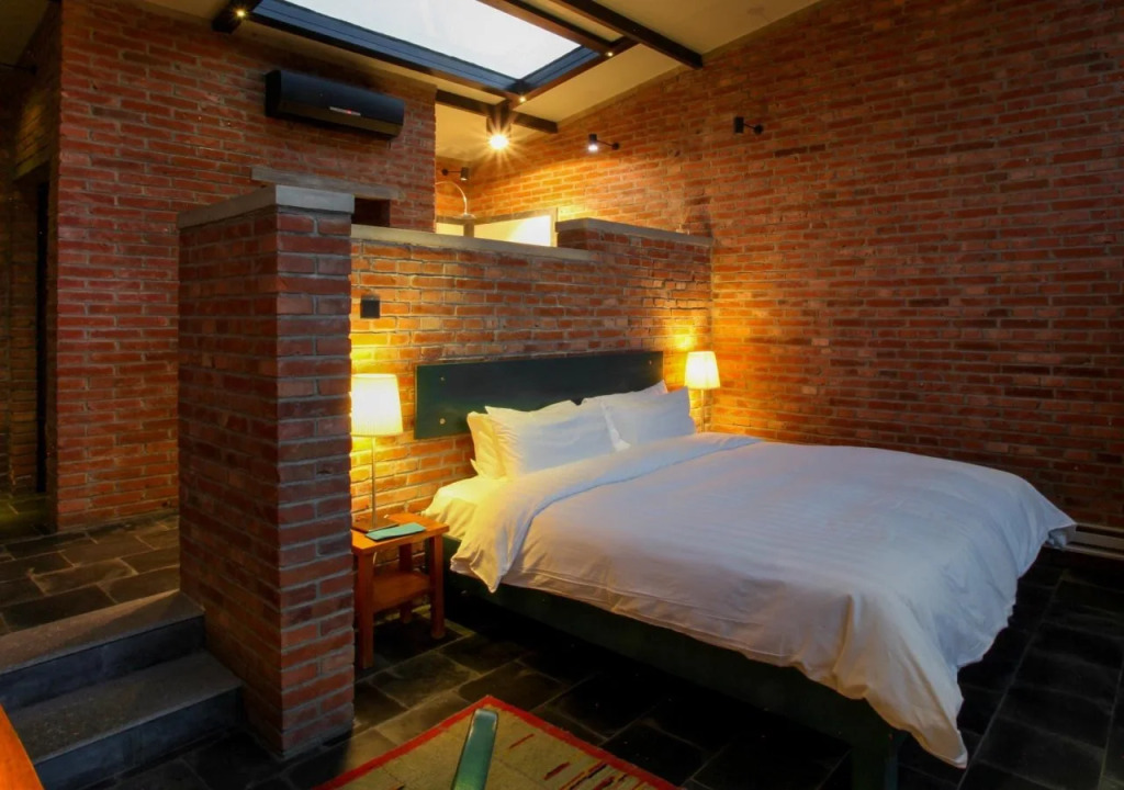 Brickyard Retreat at Mutianyu Great Wall Adjoin to Mutianyu Great Wall - Room with the View of Great Wall - Chinese massage experience - Vehicle Shuttle Service - International Catering - SPA& Nail Beauty Facilities