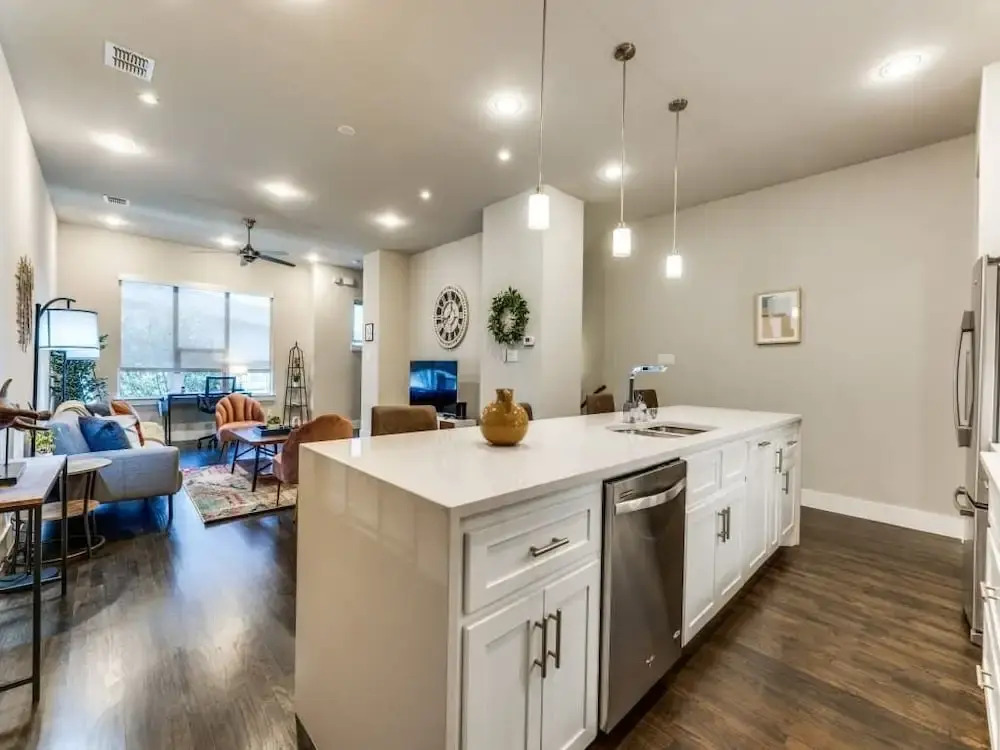 Cozysuites Uptown 3BR King Beds Skyline View