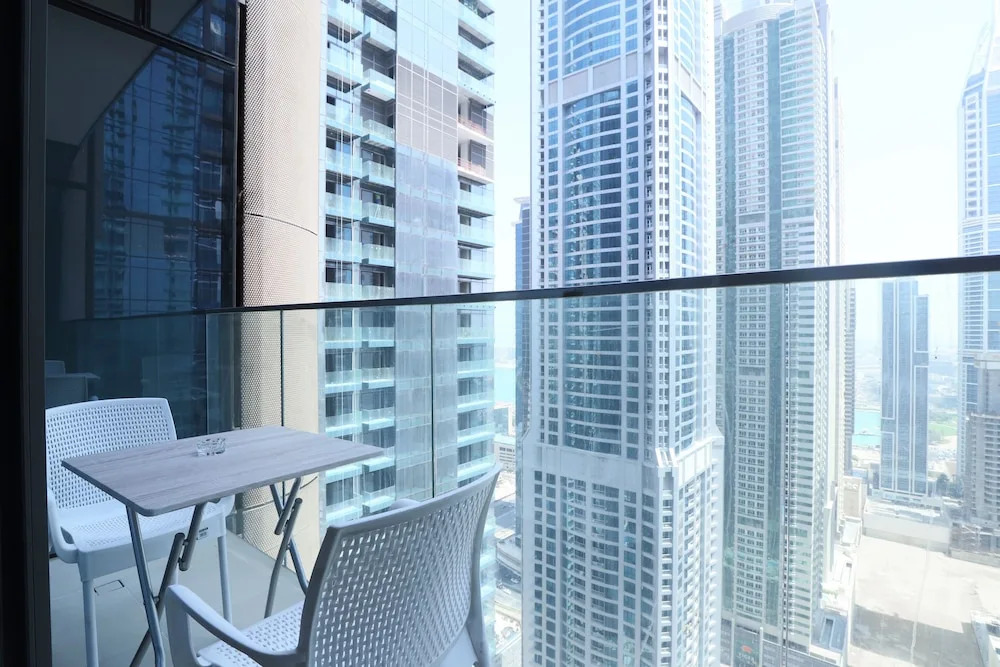 OYO Home 258 1BHK Marina Gate 2