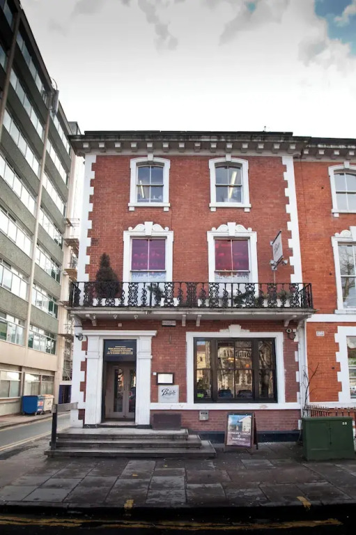 For Students Only - Summit House in Cardiff
