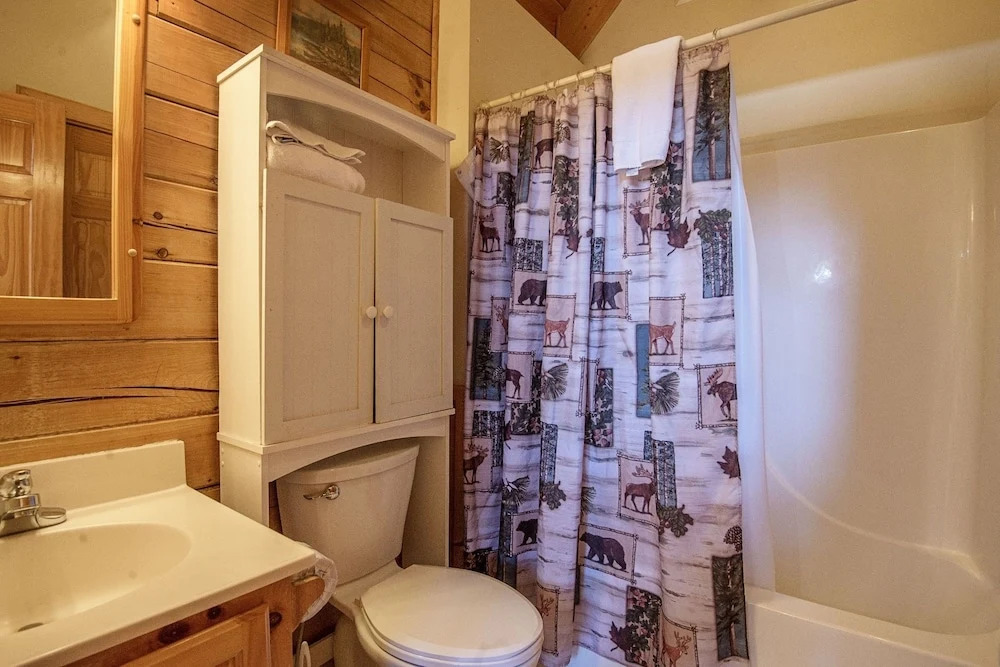 Er 226 - Locker's Mountain Hideaway Great Location - Close To Town! 2 Bedroom Cabin by RedAwning