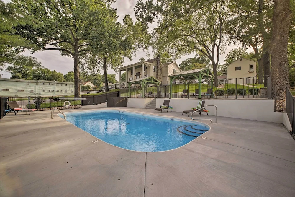 Fire Pit Access: Cozy Dtwn Branson Cottage!