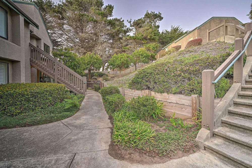 < 1 Mi to Mussel Rock Park! Cliffside Pacifica Gem